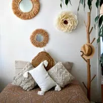 fleur blanche en papier sur un mur au dessus d'un lit, fabrication artsanale par étoile vagabone