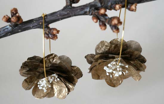 boucle d'oreille artisanal fleur dorée sur créole dorée a l'or fin idée cadeau fêtes des méres