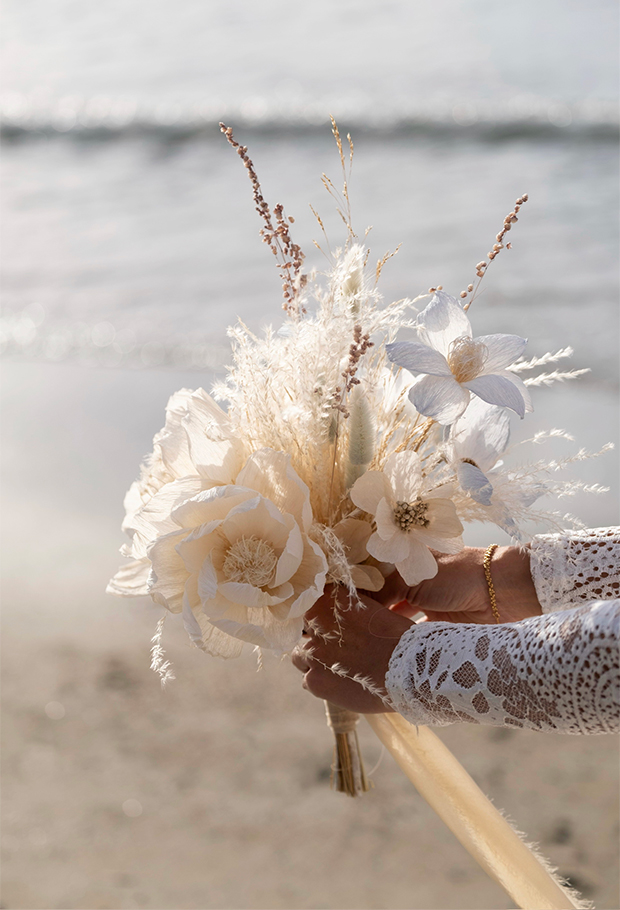 Bouquet de mariée en fleurs blanches en papier crêpon fleurs séchées et ruban blanc. Réalisation : Étoile Vagabonde