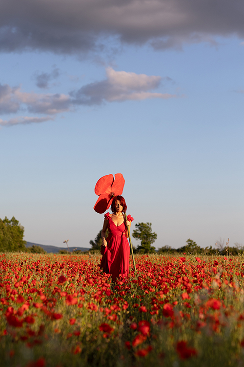 Patchwork de photos présentant des pivoines géantes blanches en papier créées par Étoile Vagabonde