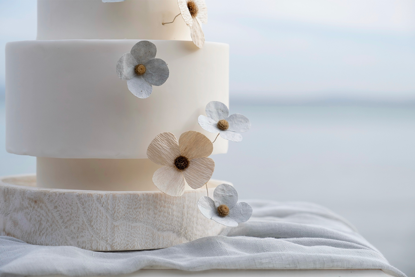 Détail décoration de fleurs en papier sur wedding cake créé par Étoile Vagabonde