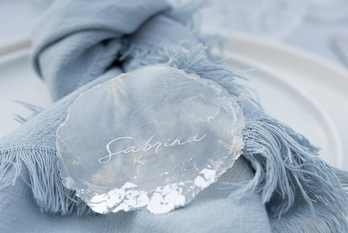 Marque place écaille argente calligraphie pour cadeaux invités réception par Étoile Vagabonde