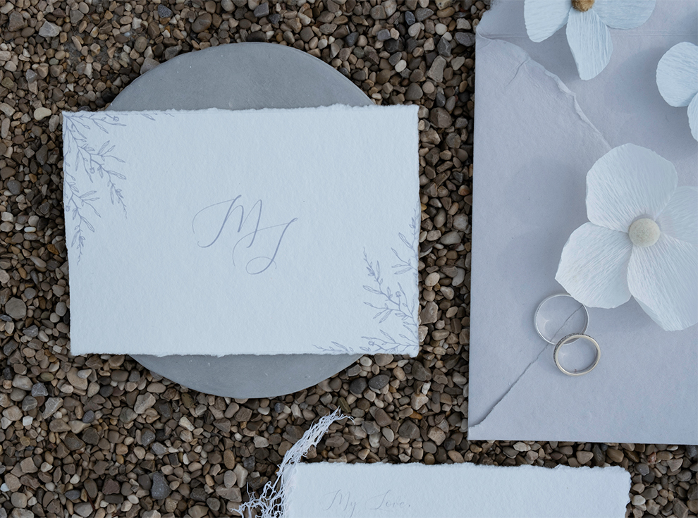 Scénographie papéterie mariage blanche et bleu pastel. Création : Étoile Vagabonde