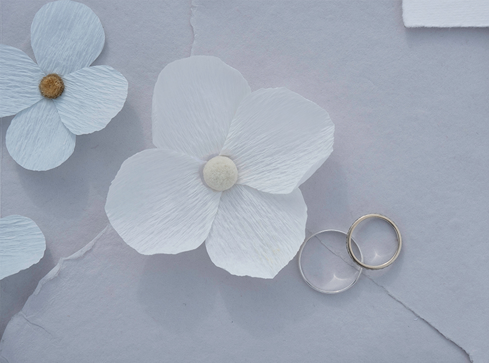 Scénographire, alliances de mariage fleurs papier bleu et blanches. Création : Étoile Vagabonde
