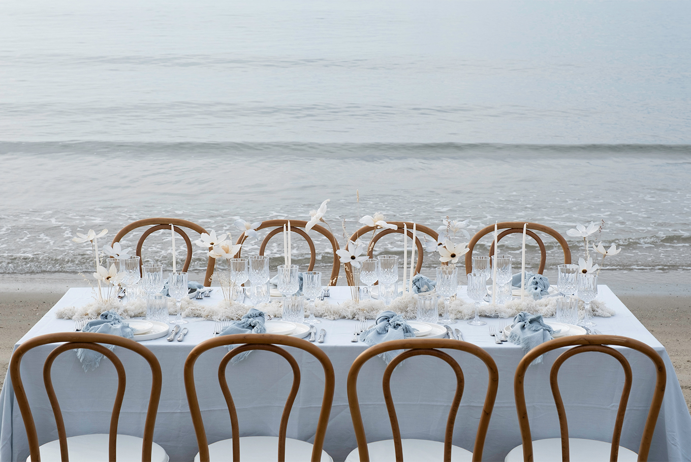 Table décoration intimiste élégante de fleurs et bougies en bord de mer par Étoile Vagabonde